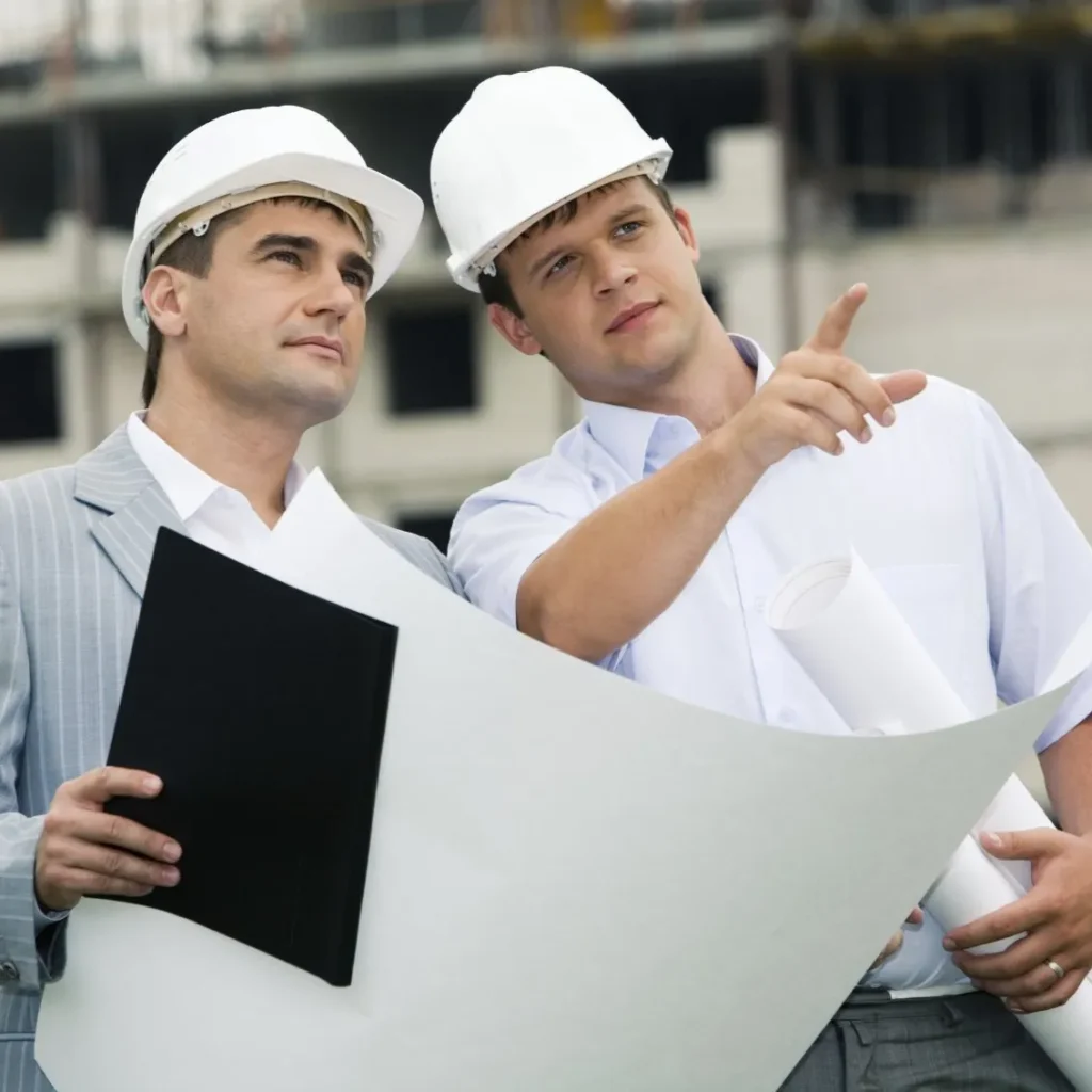 Deux hommes sur un chantier