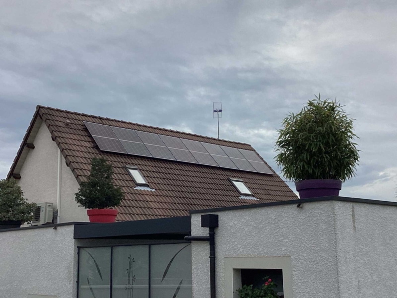 Toit avec panneaux solaires