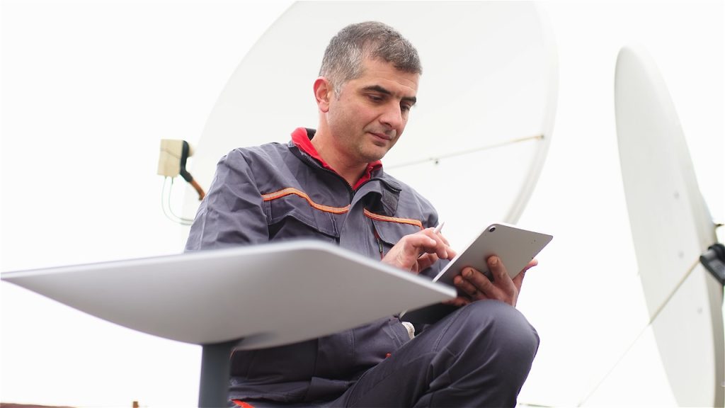 Homme utilisant une tablette extérieure