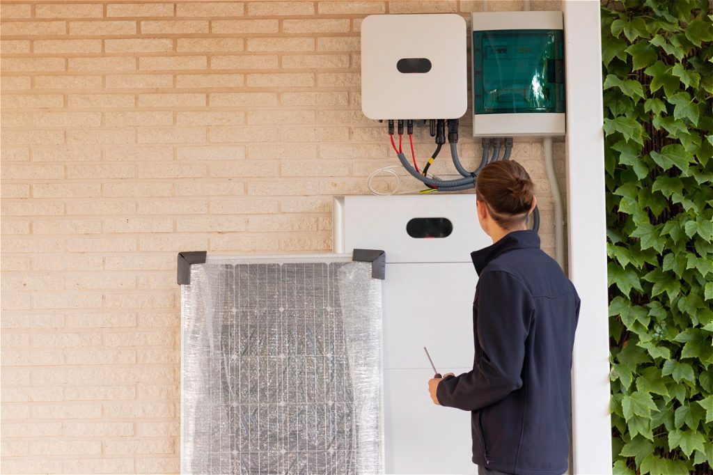 Technicien devant un panneau solaire