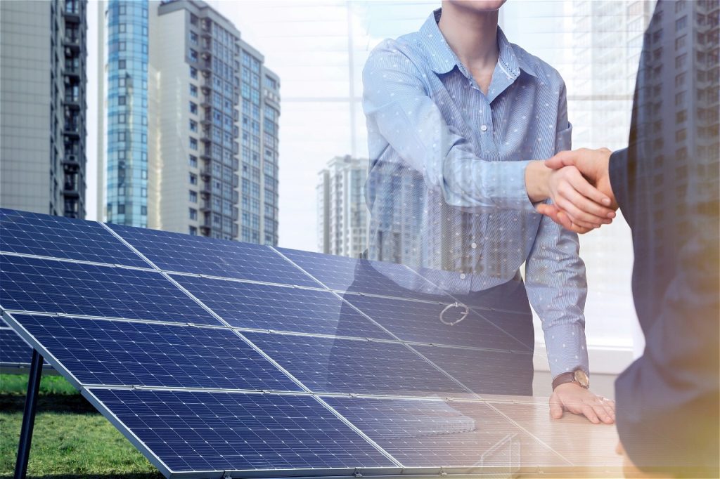 Poignée de main et panneaux solaires