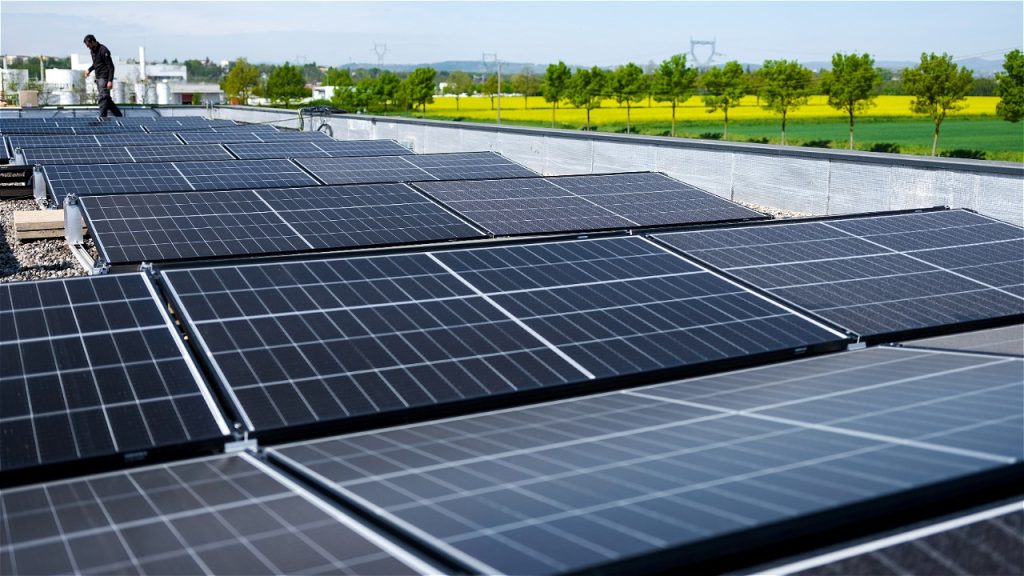 Panneaux solaires sur le toit